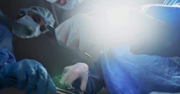 医院照明 手术刀医生 医疗急救及手术室服务 拥有治疗病人受伤 健康和意外事故的工具的人的保健 团队合作和双手 — 图库视频影像