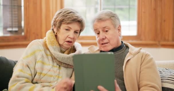 Dom Post Para Seniorów Tabletem Rozmowy Social Media Czytaniem Online — Wideo stockowe