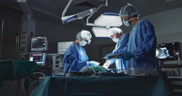 Médecins Équipe Chirurgie Dans Théâtre Avec Soutien Médical Pour Santé — Video