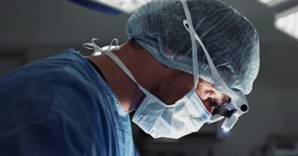 手術のためのフェイスマスク付きの医師 劇場での医療緊急およびサービス 患者の傷害 健康および事故のためのライトが付いている外科医のヘルスケア プロシージャそして閉鎖 — ストック動画