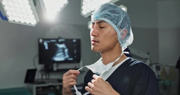 Χειρουργική Ιατρός Και Άνθρωπος Μάσκα Προσώπου Στο Θέατρο Του Νοσοκομείου — Αρχείο Βίντεο
