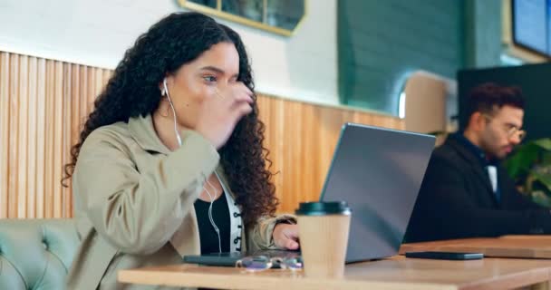 Φορητός Υπολογιστής Ακουστικά Μουσικής Και Γυναίκα Καφενείο Ακούγοντας Διαβάζοντας Και — Αρχείο Βίντεο