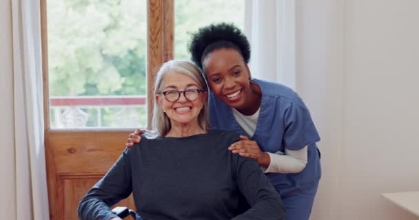 Gesicht Senioren Und Frauen Mit Betreuungspersonal Für Gesundheit Unterstützung Und — Stockvideo