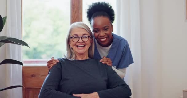 Gesicht Senior Und Frau Mit Krankenschwester Für Unterstützung Gesundheitsfürsorge Und — Stockvideo