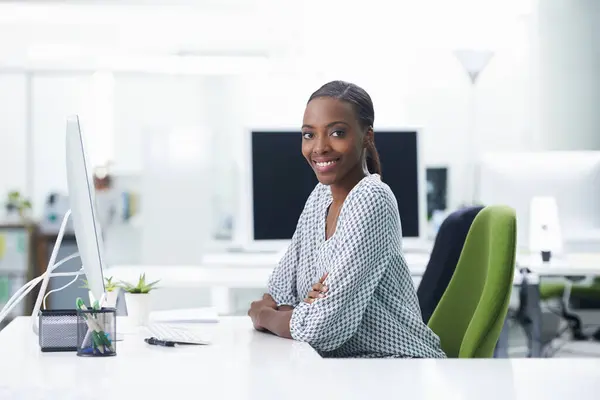 She Finds Her Work Very Rewarding Shot Young Businesswoman Sitting — Stock Photo, Image