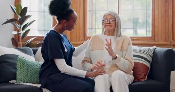 Donna Matura Triste Caregiver Con Empatia Conversazione Consulenza Cattive Notizie — Video Stock