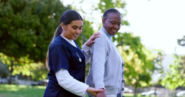 Ältere Schwarze Frau Und Krankenschwester Mit Stretching Für Bewegung Wellness — Stockvideo