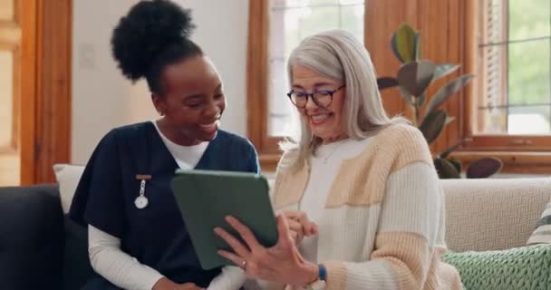 老年人 妇女和护士 配有咨询 医疗信息和欢笑沟通的平板电脑 老年人 专业人员和提供在线报告 咨询和结果触摸屏的护理人员 — 图库视频影像