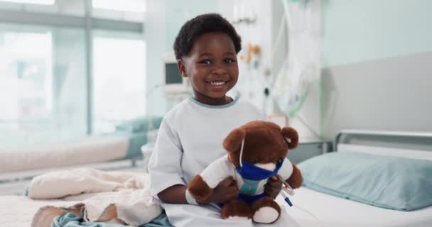 黒人の子供 テディベアは 手術の回復 患者および健康的な結果のために病院にいます ベッド リハビリテーションおよび幸福のための医学 健康またはおもちゃのための顔 少年少年およびベッド — ストック動画