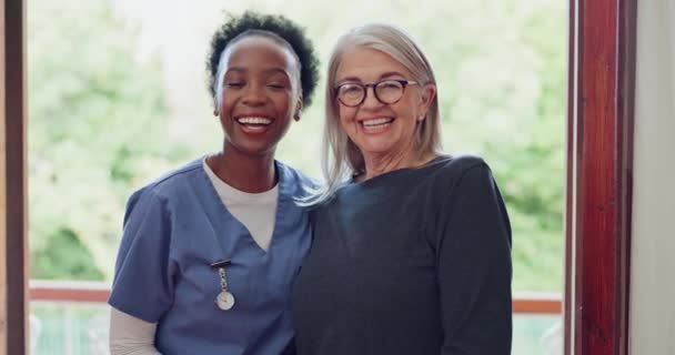 Gesicht Senior Und Frau Mit Krankenschwester Für Gesundheitsfürsorge Unterstützung Und — Stockvideo