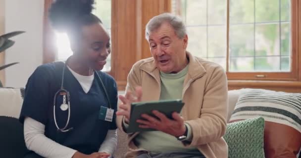 Ældre Mand Sygeplejerske Med Tablet Til Rådgivning Medicinsk Information Kommunikation – Stock-video