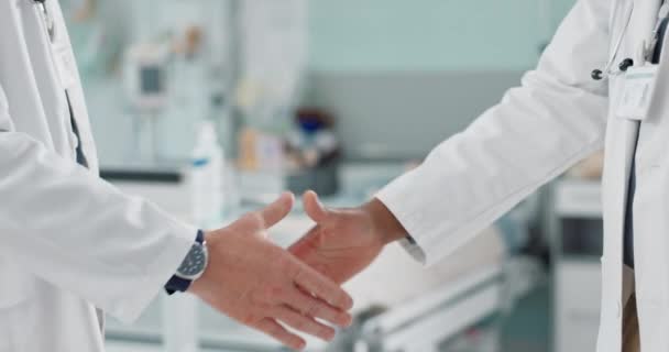 Artsen Handen Schudden Partnerschap Voor Samenwerking Overeenkomst B2B Zorgdeal Medisch — Stockvideo