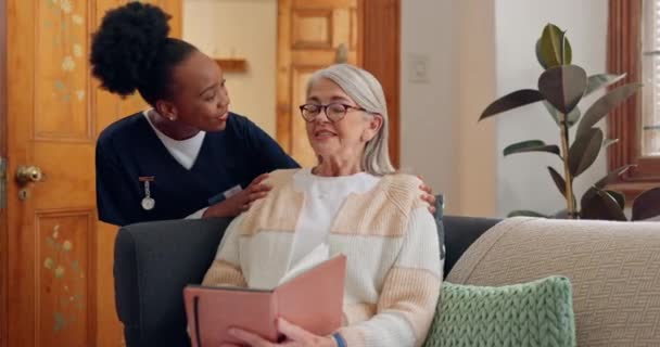 Tablet Perawat Dan Wanita Senior Sofa Browsing Internet Untuk Penelitian — Stok Video