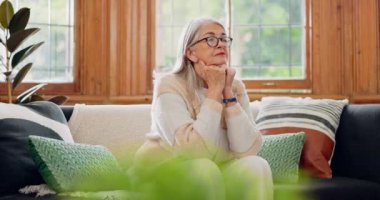 Düşünme, düşünme ve oturma odasındaki kanepede oturan yaşlı kadın ya da rüya gören yüz. Rahatlayın, fikir ve yaşlı kadın emekliliği... Alzheimer hastalığıyla modern ev salonunda..