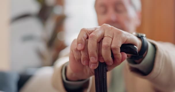 Chodící Hůl Ruce Starší Muž Zdravotním Postižením Doma Byt Nebo — Stock video