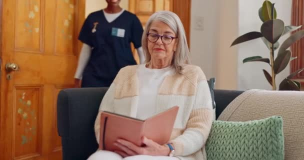平板电脑 护士和老年妇女在沙发上上网浏览 进行医疗咨询研究 医疗保健和非洲女性护理人员在家中与老年患者建立技术网络 — 图库视频影像