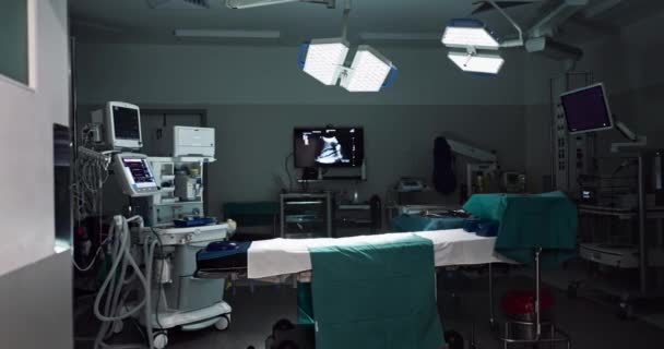 Lege Donkere Ziekenhuis Ruimte Voor Operatie Spoedeisende Hulp Genezende Patiënt — Stockvideo