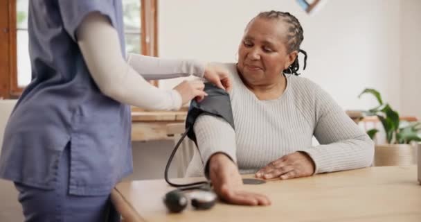 在家中进行护士 妇女和血压测试 以获得医疗咨询 帮助和评估 非洲病人 医疗护理人员和抽吸空气检查脉搏 高血压和退休后的分析 — 图库视频影像