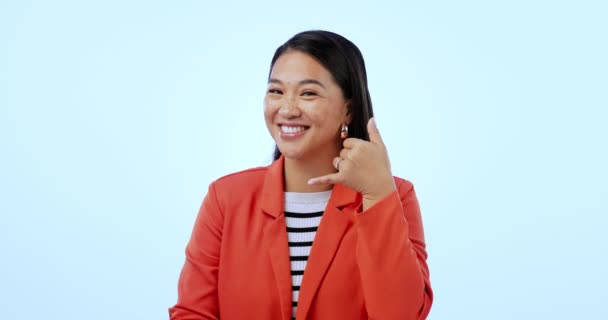 Πρόσωπο Χαμόγελο Και Μου Τηλεφωνήσει Μια Ασιατική Γυναίκα Που Δείχνει — Αρχείο Βίντεο