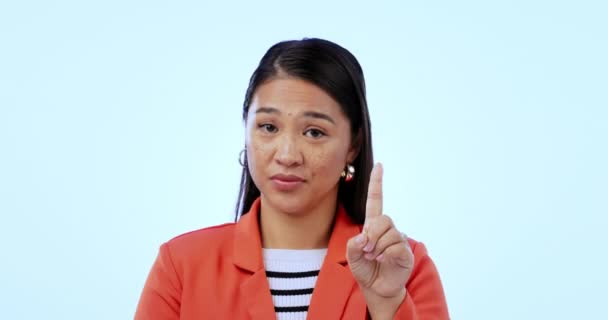 부정적 불일치 손가락 표현과 스튜디오에서 얼굴과 배경으로 제스처가없는 아시아 모델의 — 비디오