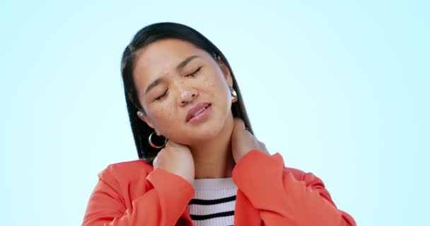 ストレスのあるスタジオでの女性のネック 関節炎のリスク そして青い背景に疲れた関節 アジアのモデル マッサージは最初の援助 健康緊急事態および筋肉の疲労のための傷つきます — ストック動画