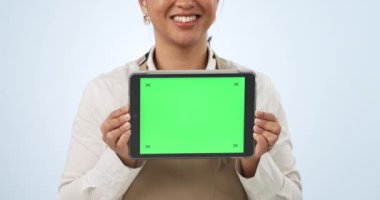Mutlu kadın, eller ve tablet yeşil ekran pazarlama, reklam ya da kafe stüdyo arka planında. Teknoloji uygulaması, görüntüleme ya da modelleme gösteren kadın ya da küçük işletme garsonlarının yakınlaşması.