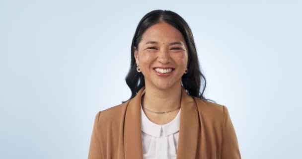Ansigt Smil Business Kvinde Studiet Isoleret Blå Baggrund Mockup Plads – Stock-video