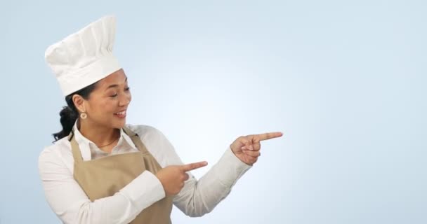 Mulher Asiática Feliz Chef Apontando Para Publicidade Café Estúdio Fundo — Vídeo de Stock