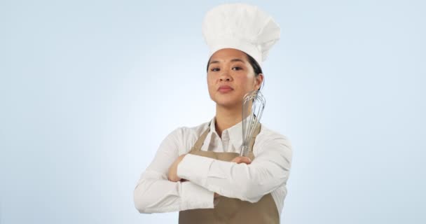 Азіатська Жінка Шеф Кухар Професіонал Зброєю Перейшли Впевнено Пекарні Фоні — стокове відео