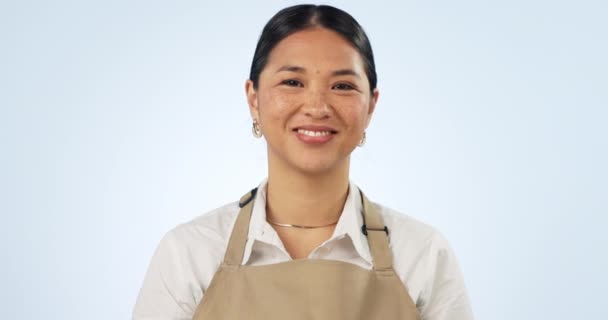 Úsměv Barista Žena Obchodní Majitel Šťastný Kavárnu Izolované Studiu Modré — Stock video