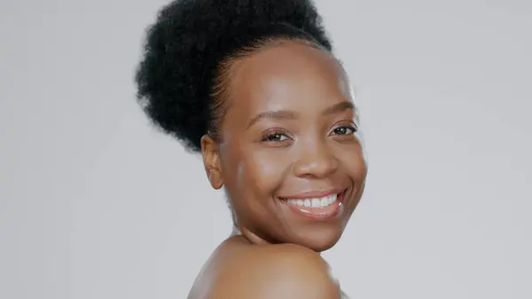 グレーバックのモックアップスペースに隔離されたスタジオで幸せな黒人女性の顔 スキンケアと美しさ スパフェイシャルトリートメント 肌の健康におけるポートレート 天然化粧品 アフリカモデル — ストック写真
