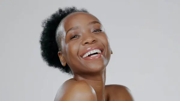 Black Woman Smiling Beauty Glowing Skin Face Afro Hair Cosmetics — Stock Photo, Image