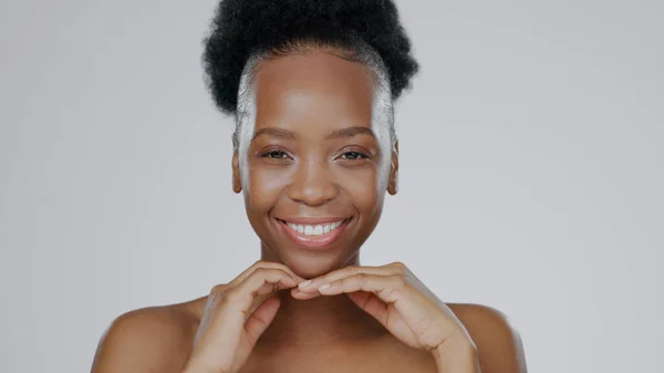 在一个灰色的背景模拟空间中 工作室里快乐的黑人女人的脸 皮肤护理和美丽被隔离了 健康和皮肤健康方面的肖像 天然化妆品和非洲模型 — 图库照片