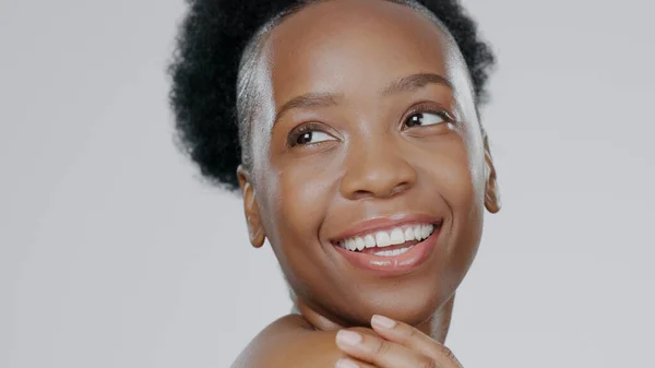 在一个灰色的背景模拟空间中 黑人女性的脸 皮肤护理和美丽被隔离在工作室里思考 温泉疗养 健康或健康方面的肖像 天然化妆品和快乐的非洲模型 — 图库照片