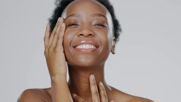 Dokunaklı Yüz Cilt Bakımı Stüdyodaki Siyah Kadının Güzelliği Dermatoloji Için — Stok fotoğraf