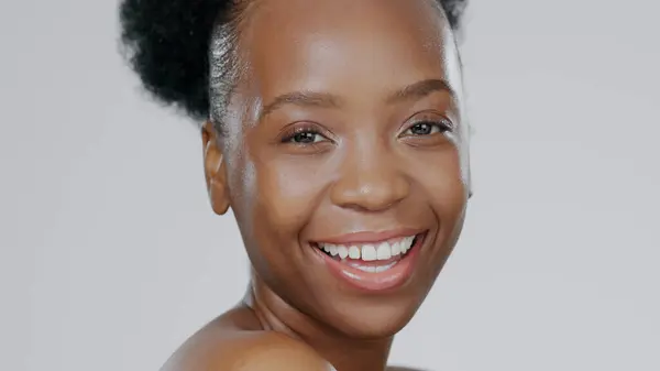 与一个快乐的黑人女人在工作室里的肖像 皮肤护理和微笑 灰色背景的自然健康 美感与快乐的年轻模特特写抗衰老肌肤治疗 — 图库照片
