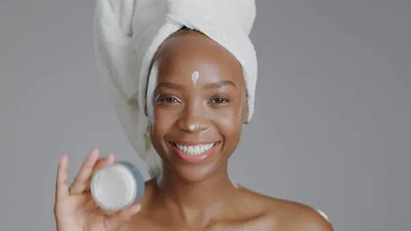 Frau Feuchtigkeitscreme Und Lächeln Porträt Für Hautpflege Oder Schönheit Gesundheit — Stockfoto
