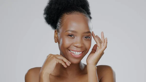 Обличчя Шкіра Руки Щасливої Чорної Жінки Студії Ізольовані Сірому Фоні — стокове фото