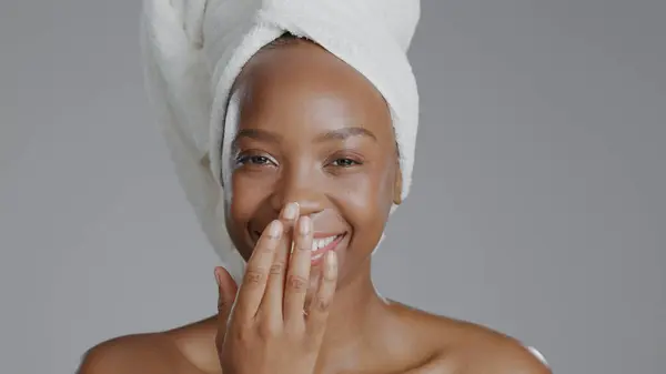 Portret Schoonheid Crème Met Een Vrolijke Zwarte Vrouw Studio Een — Stockfoto