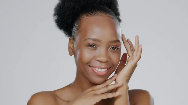Face Touch Skincare Mulher Negra Feliz Estúdio Isolado Espaço Fundo — Fotografia de Stock