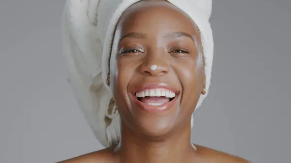 Portret Crème Lachen Met Een Vrolijke Zwarte Vrouw Studio Een — Stockfoto