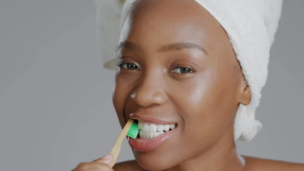 Portret Zwarte Vrouw Met Tandenborstel Voor Het Bleken Van Tanden — Stockfoto