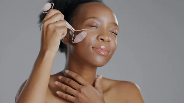 Black Woman Face Roller Massage Beauty Skincare Natural Cosmetics Treatment — Stock Photo, Image