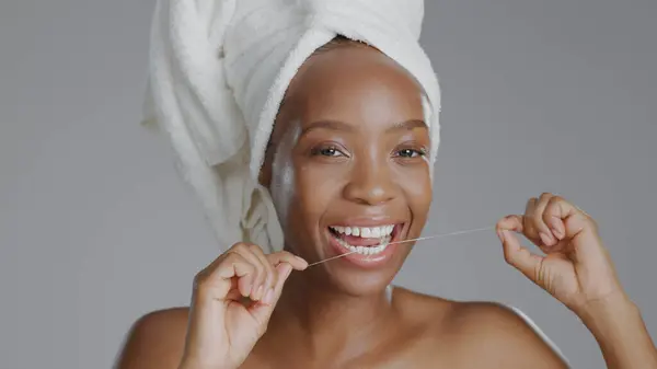 Portret Uroda Nić Dentystyczna Szczęśliwą Czarną Kobietą Studio Szarym Tle — Zdjęcie stockowe