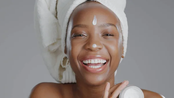 Vrouw Vochtinbrengende Crème Glimlach Portret Voor Huidverzorging Schoonheid Gezondheid Welzijn — Stockfoto