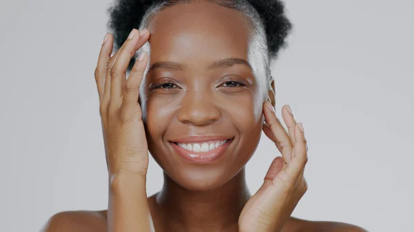 Gezichtsaanraking Huidverzorging Schoonheid Van Zwarte Vrouw Studio Geïsoleerd Grijze Achtergrond — Stockfoto