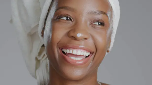 Πρόσωπο Ομορφιά Και Λοσιόν Μια Χαρούμενη Μαύρη Γυναίκα Στο Στούντιο — Φωτογραφία Αρχείου