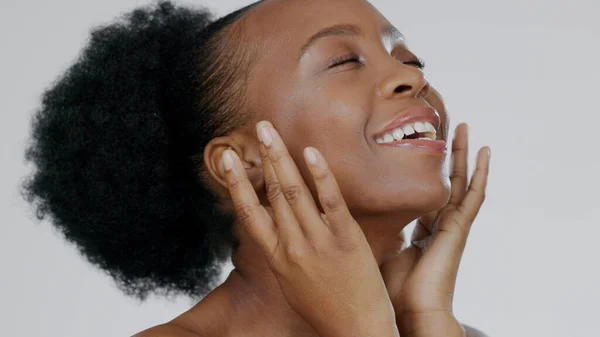 Vrolijke Zwarte Vrouw Gezicht Glimlach Voor Huidverzorging Natuurlijke Schoonheid Cosmetica — Stockfoto