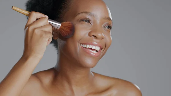 Czarna Kobieta Szczotka Makijażu Piękna Twarzą Naturalne Kosmetyki Zastosować Fundament — Zdjęcie stockowe