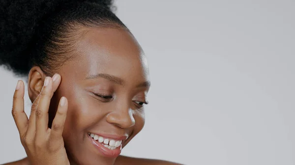 Zwarte Vrouw Gezicht Schoonheid Met Huidverzorging Crème Voor Het Gezicht — Stockfoto